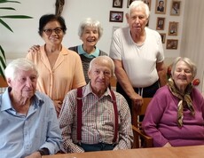 6 ältere Personen an einem Tisch