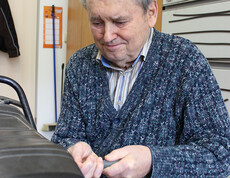 Otmar Schober beim Werkeln am Motorrad