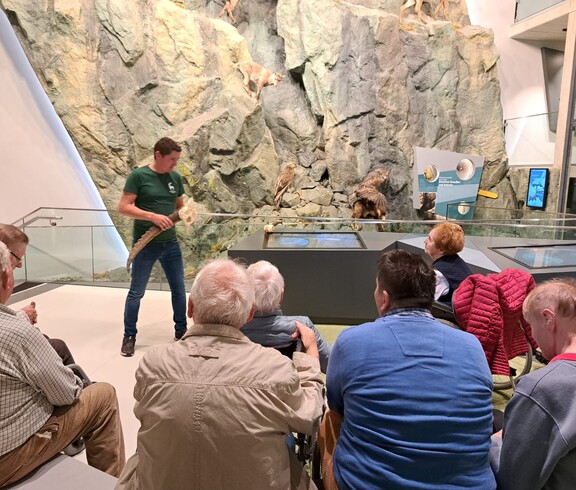 Gruppe älterer Menschen beim Vortrag mit Tierpräparaten im Haus der Steinböcke