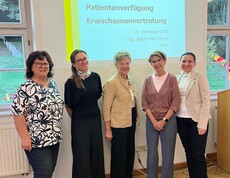 Die Referentin des Informationsabends sowie Vertreterinnen der veranstaltenden Organisationen informieren über Möglichkeiten der rechtlichen Vorsorge und Erwachsenenvertretung.