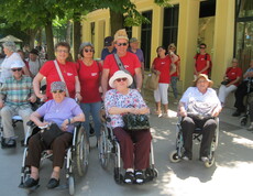 Gruppenfoto von Bewohner*innen vom Haus St. Martin, welche gemeinsam mit Betreuer*innen im roten Caritas-T-Shirts in Schönbrunn unterwegs sind.