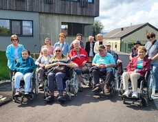 Bewohnerinnen und Bewohner des Pflegewohnhauses sitzen in Rollstühlen und machen sich gemeinsam mit Mitarbeiterinnen und Angehörigen auf den Weg zum Generationenfest der Marktgemeinde Wies.