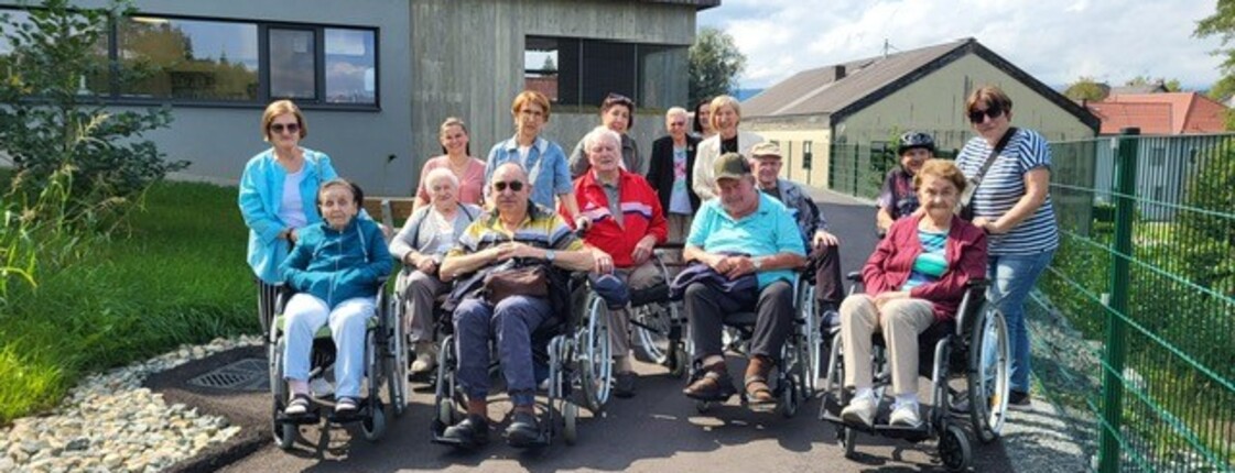 Bewohnerinnen und Bewohner des Pflegewohnhauses sitzen in Rollstühlen und machen sich gemeinsam mit Mitarbeiterinnen und Angehörigen auf den Weg zum Generationenfest der Marktgemeinde Wies.