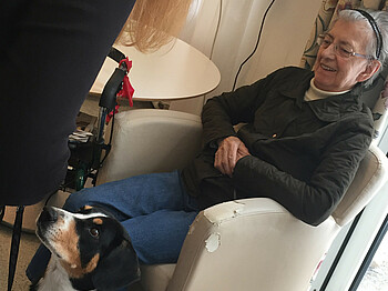 Eine Bewohnerin mit Therapiehund Gelly im Haus Franz Borgia 