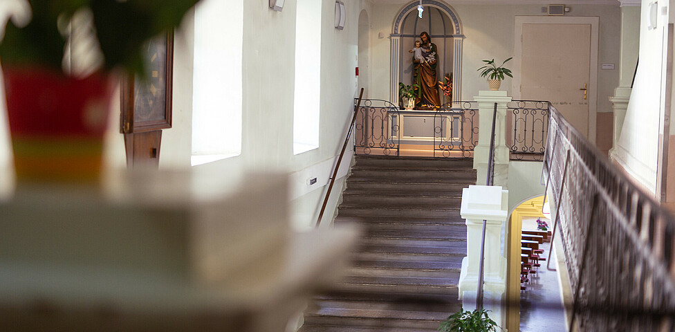 Beim Treppenaufgang des Hauses befindet sich eine Gottesstatue mit Jesuskind.