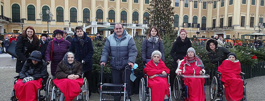 BewohnerInnen des Haus Schönbrunn bei einem Ausflug zum Weihnachtsmarkt beim Schloss Schönbrunn