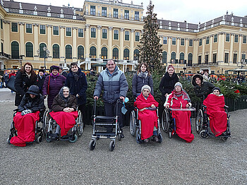 BewohnerInnen des Haus Schönbrunn bei einem Ausflug zum Weihnachtsmarkt beim Schloss Schönbrunn