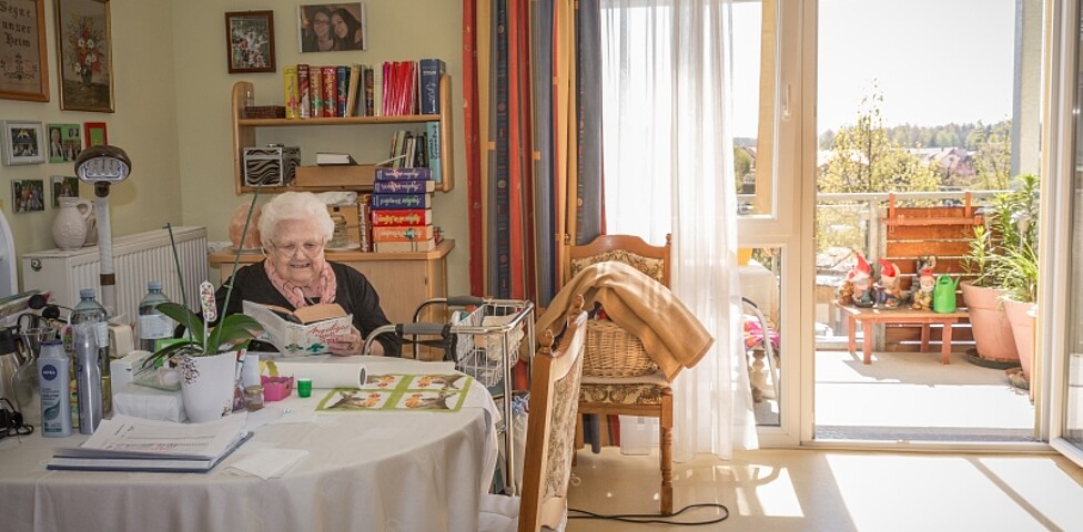 Eine Bewohnerin des Caritas-Pflegewohnhauses Hitzendorf in ihrem individuell eingerichteten Zimmer.