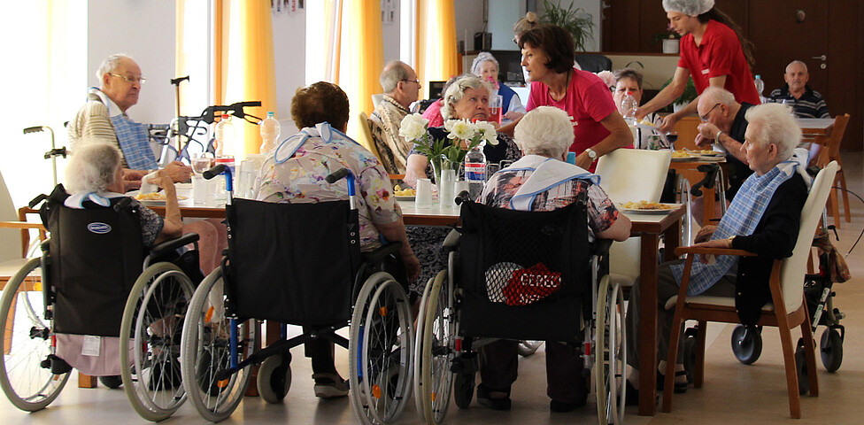 BewohnerInnen essen im Aufenthaltsraum Caritas Haus St. Nikolaus in Neusiedl am See