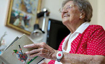 Ältere Dame mit Sender am Handgelenk