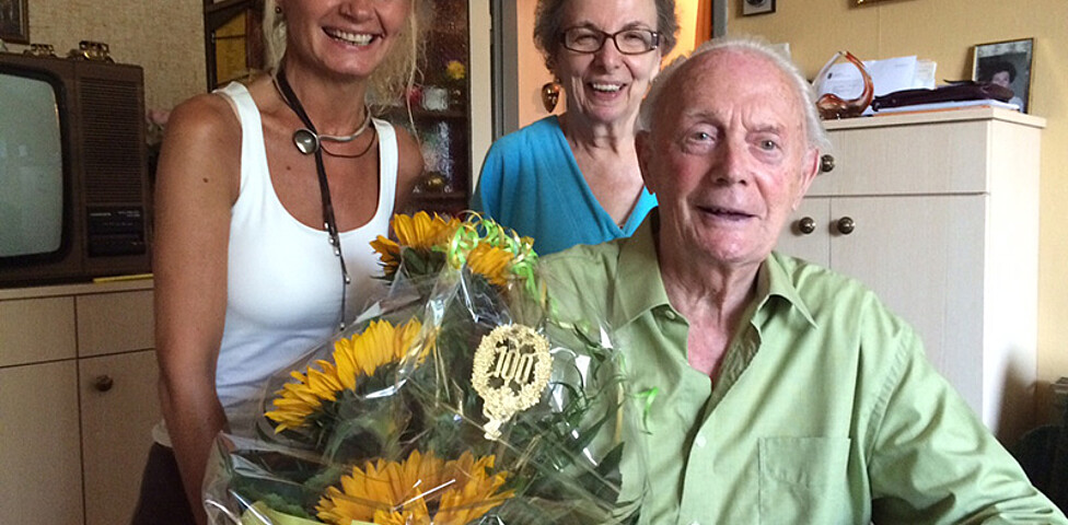 Franz Baumann feiert seinen 100. Geburtstag (im Bild mit Gattin und Manuela Detter, Leiterin der Sozialstation Donaufeld)