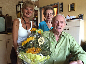 Franz Baumann feiert seinen 100. Geburtstag (im Bild mit Gattin und Manuela Detter, Leiterin der Sozialstation Donaufeld)