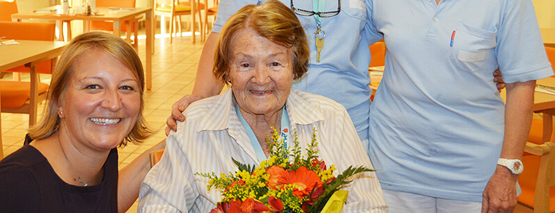 Das Team im Haus Baden gratuliert Bewohnerin Helene Wurglitsch zum 90. Geburtstag