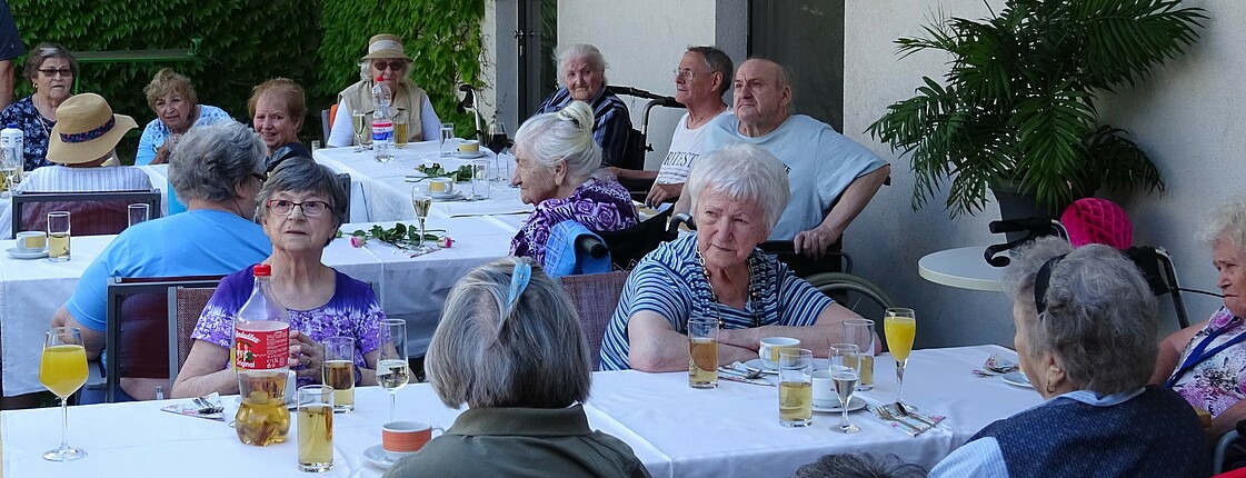Bewohner*innen beim Geburtstagsfeiern im Caritas Haus St.Nikolaus in Neusiedl am See. 