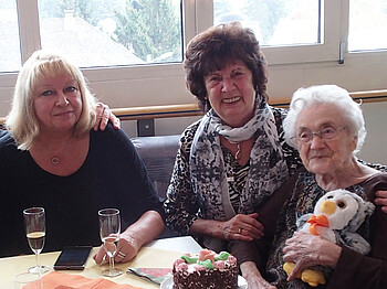 Antonie Plundrak, Bewohnerin im Haus St. Klemens, feiert ihren 100. Geburtstag.