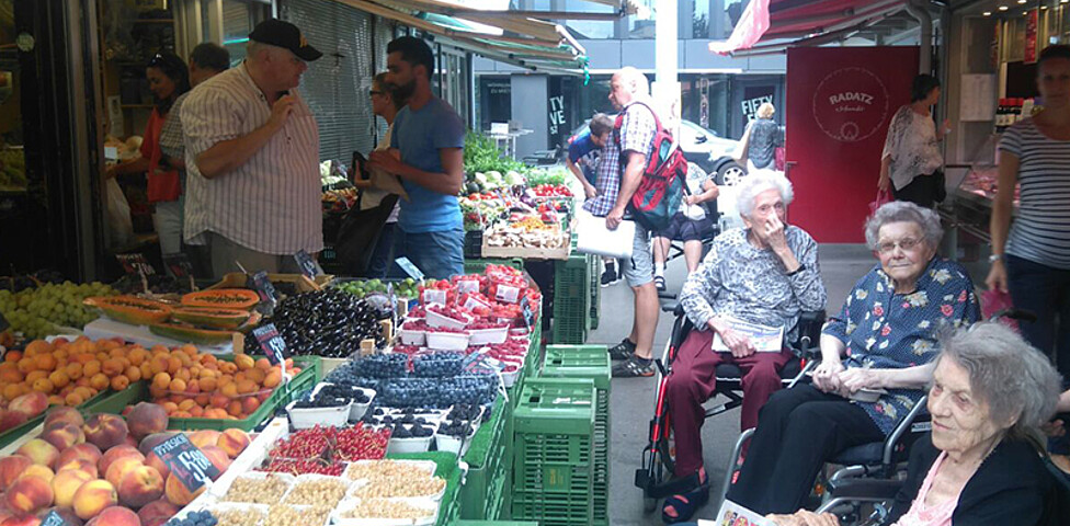 Die BewohnerInnen vom Haus Franz Borgia bei einem Einkaufsausflug am Rochusmarkt