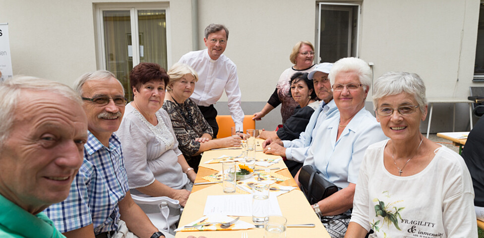 Auch ehemalige MitarbeiterInnen feiern mit – mit am Bild Monsignore Abrahamowicz