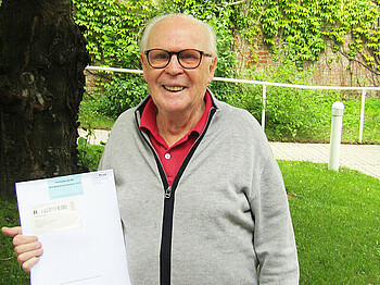 Wilhelm Böhm, Bewohner im Haus St. Elisabeth, hat seine Wahlkarte schon erhalten.