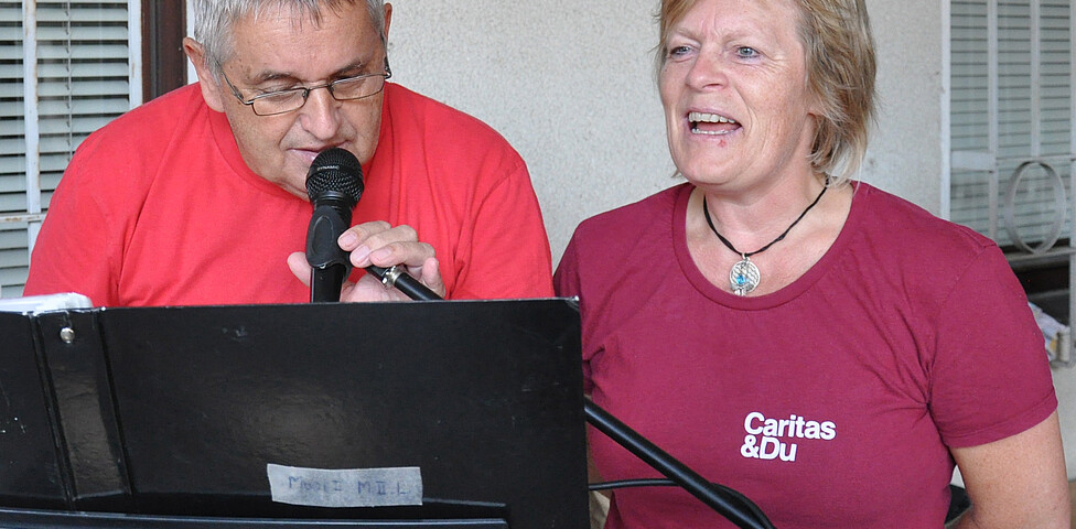 BetreuerInnen singen beim Sturmheuriger im Caritas Haus Elisabeth