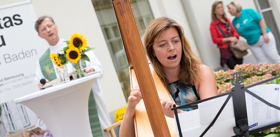 Musikerin Stefanie Bramböck an der Harfe