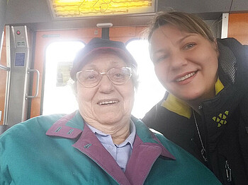 Was für ein Erlebnis! Frau Vavra aus dem Haus St. Klemens bei ihrer ersten U-Bahnfahrt