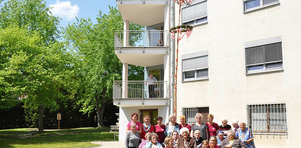 Gruppenfoto beim Maibaumaufstellen im Caritas Haus Elisabeth in Rechnitz