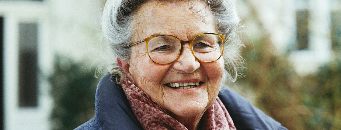 Portrait einer Pensionistin mit Brille