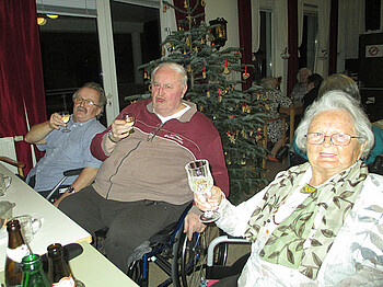 BewohnerInnen stoßen mit einem Glas Sekt auf das neue Jahr an