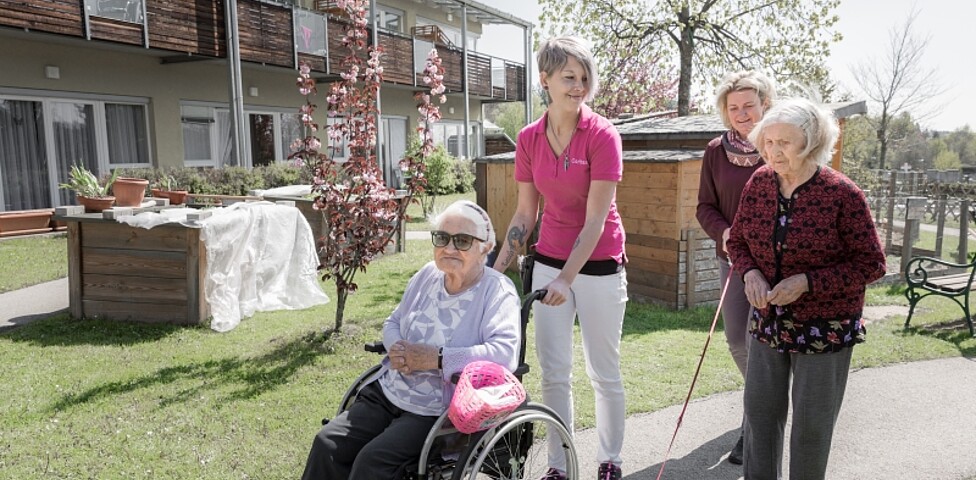 Bewohnerinnen beim gemeinsamen Spazierengehen im Garten des Caritas-Pflegewohnhaus Hitzendorf.