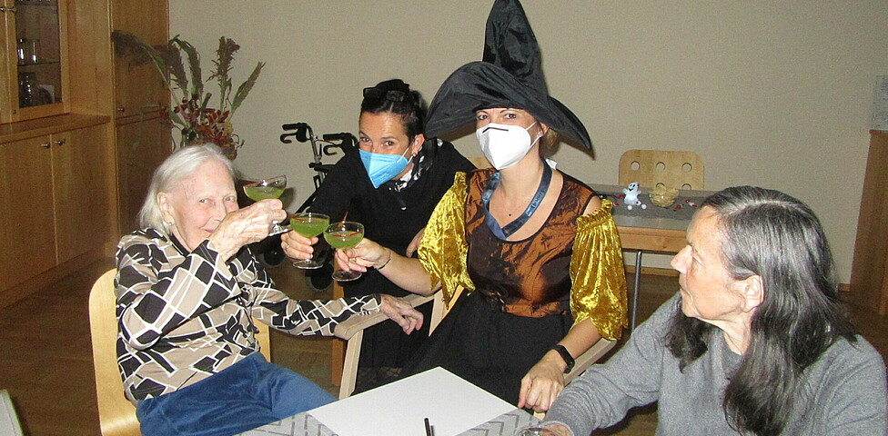 Unsere Bewohner*innen und Mitarbeiter*innen bei der Halloweenparty im Caritas Haus Elisabeth in Rechnitz.