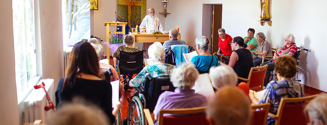 Eine Heilige Messe wird mit Pfarrer und Bewohner*innen des Pflegewohnhaus Haus Martha in Klagenfurt in der hauseigenen Kapelle gefeiert.