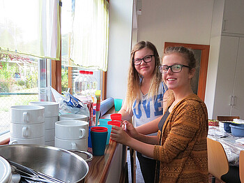 Fleißige Helfer in der Küche: Zwei Schülerinnen beim Koch- und Backnachmittag im Haus Johannes der Täufer