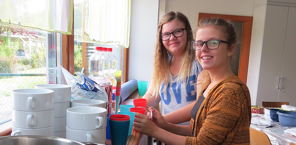 Fleißige Helfer in der Küche: Zwei Schülerinnen beim Koch- und Backnachmittag im Haus Johannes der Täufer