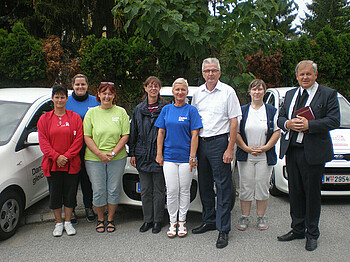 Das Team der Caritas Pflege Zuhause in Hohenau freut sich über neue Fahrzeuge.