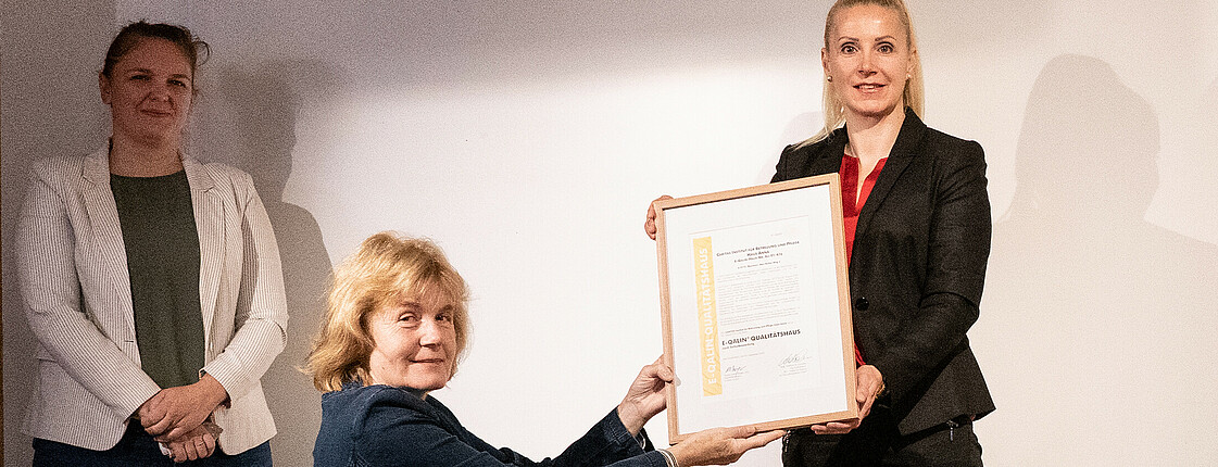 Ehemalige Leiterin des Pflegewohnhaus "Anna" Brigitte Gottschamel nimmt das E-Qalin-Zertifikat von Bereichsleiterin Donata Rössler-Merlin für das Haus in Eberstein entgegen.