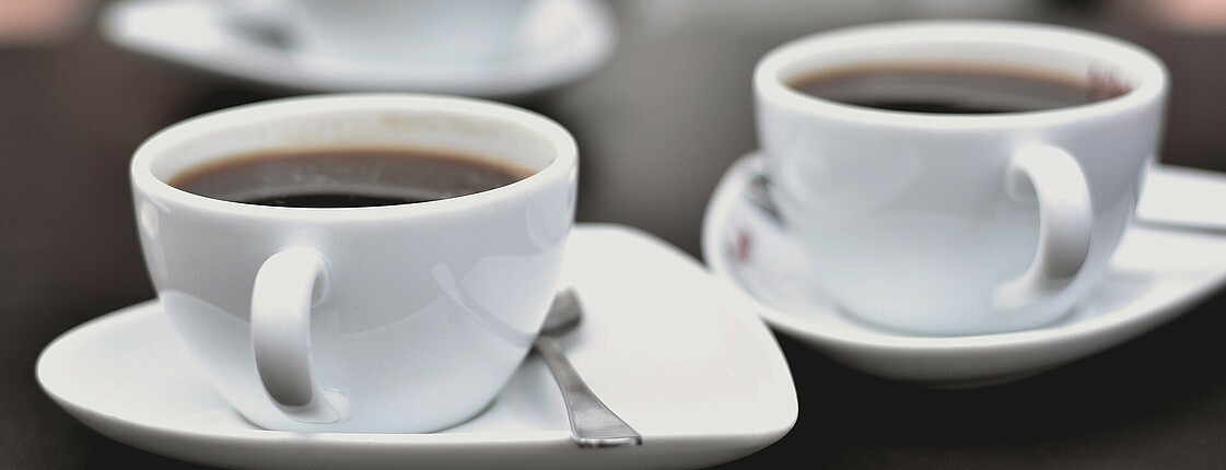 zwei volle Kaffeetassen mit Kaffee