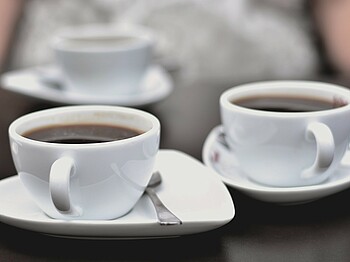 zwei volle Kaffeetassen mit Kaffee