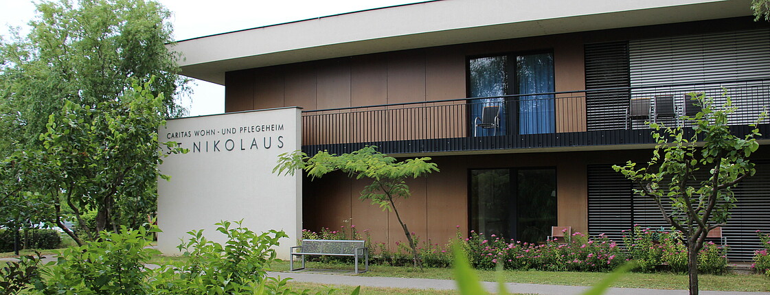 Außenansicht des Caritas Haus St. Nikolaus in Neusiedl am See.