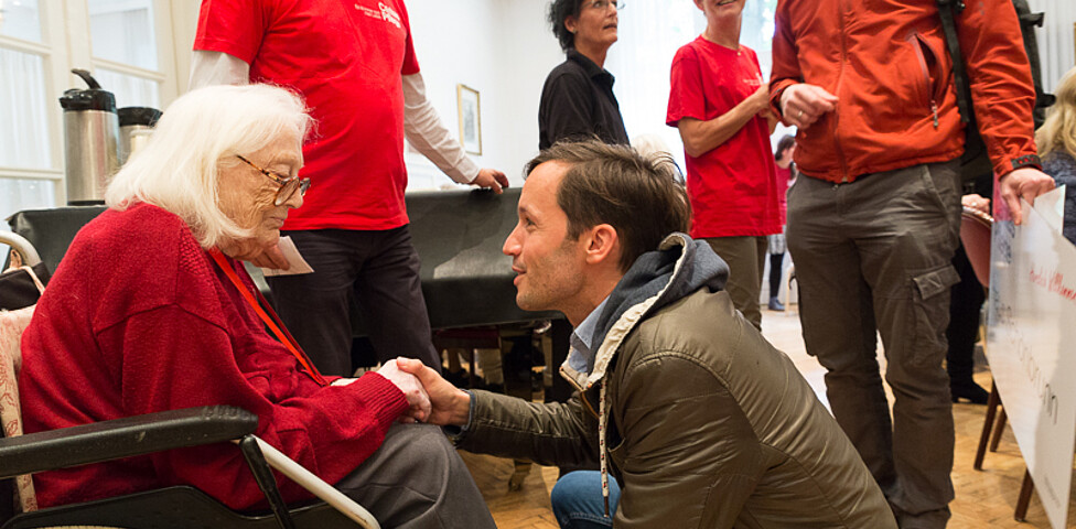 Caritas Wien Generalsekretär Klaus Schwertner gratuliert Frau Fritze zum 103. Geburtstag.