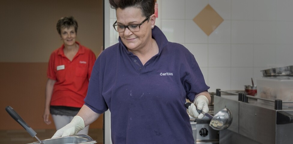 In der hauseigenen Küche des Caritas-Pflegewohnhauses Hitzendorf wird das Mittagessen zubereitet.