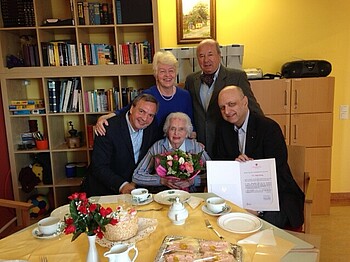 Gratulierten Barbara Säckl zum 101. Geburtstag: Hausleiter Marcus Piringer, Tochter und Schwiegersohn sowie Bezirksvorsteher-Stellvertreter Robert Pschirer