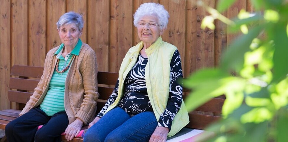 Zwei Bewohnerinnen in der Gartenlaube des Pflegewohnhauses St. Peter am Ottersbach.