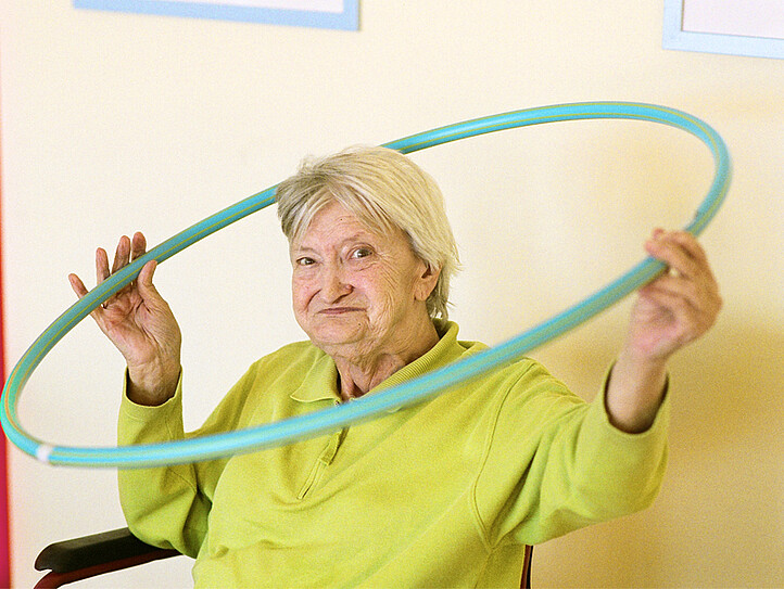 Ältere Frau mit Hula-Hoop-Reifen